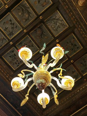 Paris yakınlarındaki Versailles Sarayı (Versailles Sarayı) Tavan lambası