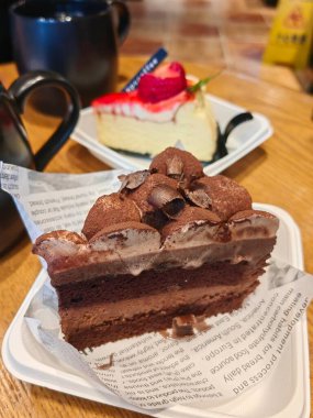 Bir parça çikolata bir tabağa konur ve tatlı sırasında tüketilmeye hazır hale getirilir.