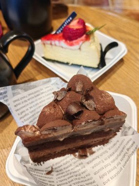 Bir parça çikolata bir tabağa konur ve tatlı sırasında tüketilmeye hazır hale getirilir.