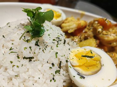 Deniz ürünleri karidesleri kızarmış pirinç. Tayland usulü kızarmış erişteli deniz ürünleri tabağı ve rendelenmiş havuç garnitürü..