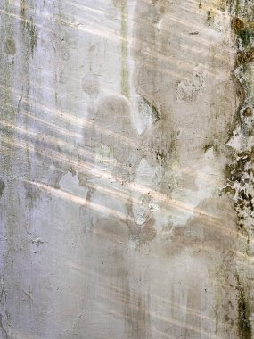 Yeşil, mavi ve gri farklı tonlarda yosun ve su çizgileri ile beton duvar