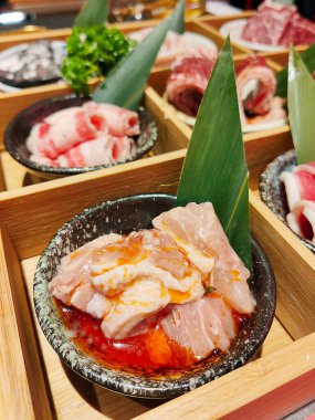 Çeşitli Çin yemekleri seti. Çin eriştesi, kızarmış pirinç, hamur tatlısı, pekin ördeği, Çin böreği, Çin böreği..