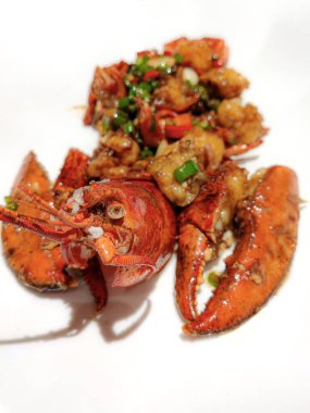 Güzel bir restoranda sebzelerle servis edilen ıstakoz yemeği, gurme deniz ürünleri yemeği konsepti..