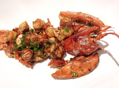 Güzel bir restoranda sebzelerle servis edilen ıstakoz yemeği, gurme deniz ürünleri yemeği konsepti..