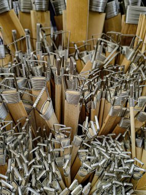 Potter aletleri. Üç seramik fincanda ahşap kazıyıcılar, püsküller ve çömlekçilik atölyesinin yakın çekimi için istiflenmiştir.