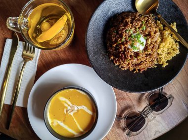 Biftek baharatlı köri pilavı, baharatlı tavuk baharatlı köri pilavı, balkabağı çorbası, kızarmış Yuan tavuğu, karışık baharatlı ve sarımsaklı mantar ve Çin yosunu çorbası..