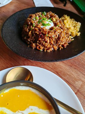 Biftek baharatlı köri pilavı, baharatlı tavuk baharatlı köri pilavı, balkabağı çorbası, kızarmış Yuan tavuğu, karışık baharatlı ve sarımsaklı mantar ve Çin yosunu çorbası..