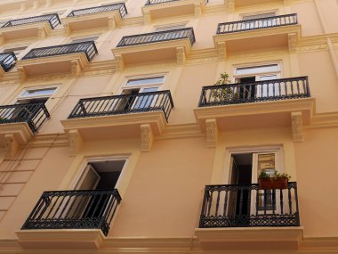 Valencia, İspanya; 18 Mayıs 2021: Balkonlu lüks eski apartman