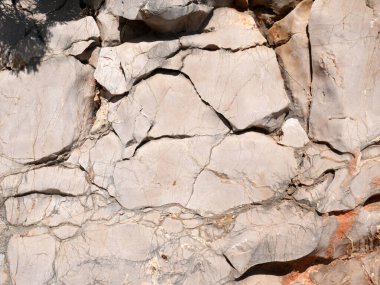 Doğal bir taşın detaylarını anlat.