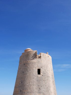 İbiza, İspanya; 5 Haziran 2021: Mavi gökyüzü arka planlı dairesel kule