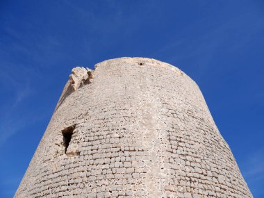 İbiza, İspanya; 5 Haziran 2021: Mavi gökyüzü arka planlı dairesel kule