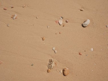 Pembe kumsalda çakıl taşları.