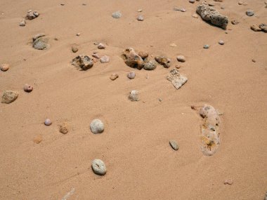 Pembe kumsalda çakıl taşları.