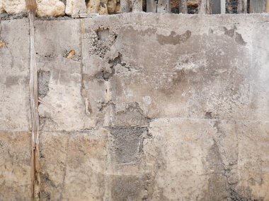 Çimento, taş tuğlalar, ahşap ve paslı metal zemin