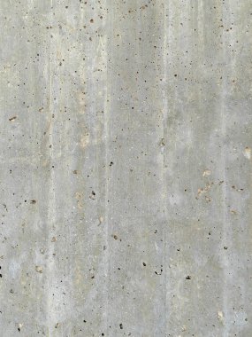 Eski beton yüzeyler, dış bahçenin duvarları gibi hatları var..