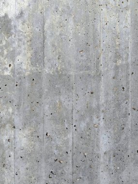 Eski beton yüzeyler, dış bahçenin duvarları gibi hatları var..