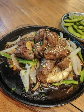 Yumuşak et ve renkli sebzeler lezzetli çorbaya batırılıp, aile yemekleri veya evdeki sıcak geceler için mükemmel bir konfor tabağı oluşturur..