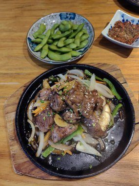 Yumuşak et ve renkli sebzeler lezzetli çorbaya batırılıp, aile yemekleri veya evdeki sıcak geceler için mükemmel bir konfor tabağı oluşturur..