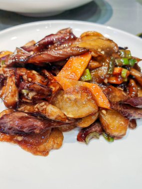 Kişniş soslu patlıcan ve patates körisi. Lezzetli patlıcan ve körili patatesle kaplanmış beyaz bir kasede kişniş..