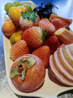 Meyve tabağı ananaslı karpuz restoran menüsünü içeride karartıyor.