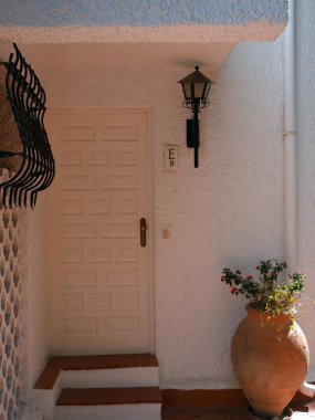 İbiza, İspanya; 5 Ağustos 2021: Akdeniz evlerinin tipik bir girişi