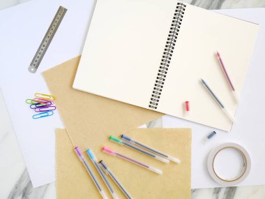 Hayat, iş, ofis ya da eğitim kavramı. Kopyalama alanı olan üst görünüm.