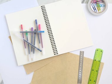 Hayat, iş, ofis ya da eğitim kavramı. Kopyalama alanı olan üst görünüm.