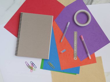 Okul ve ofis aksesuarları arka planda, okula dönüş konseptine