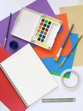 Suluboya, fırça, kağıt ve renkli kağıtlar..