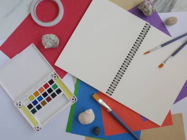 Suluboya, fırça, kağıt ve renkli kağıtlar..
