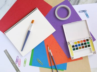 Suluboya, fırça, kağıt ve renkli kağıtlar..