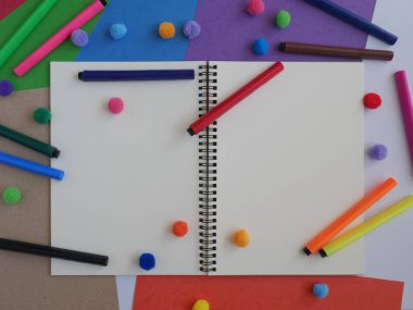 Okul ve ofis aksesuarları arka planda, okul kavramına yaratıcı toplarla dönüş.