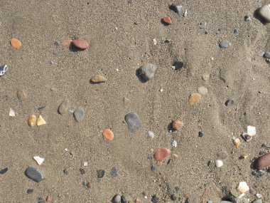 Kumsalda renkli çakıl taşları.