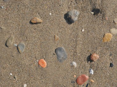 Kumsalda renkli çakıl taşları.