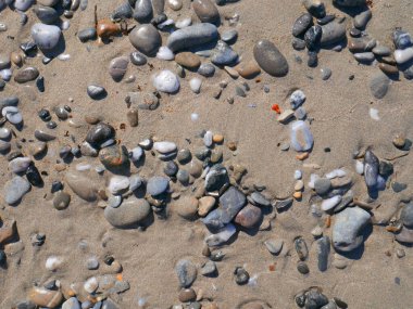 Sahilde muazzam miktarda çakıl taşı var..