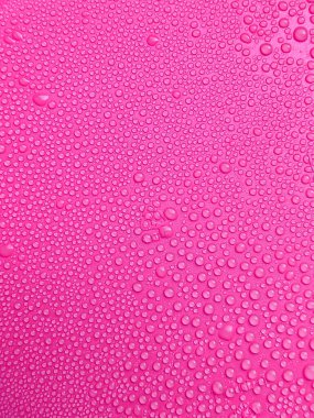 Dijital kullanım için su damlaları olan yoğun renkli bir arka plan. Yaratıcılık.