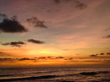 Turuncu ve altın rengi gün batımı gökyüzü sakinlik, dinlendirici güneş ışığı yaz havası. Tatil tatili afişi