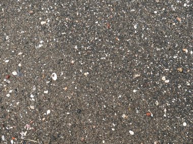 Kara Kum Sahili makro fotoğrafçılığı. Gölgeler bu akşam siyah kumsalın B & W makro çekiminde oynarlar..