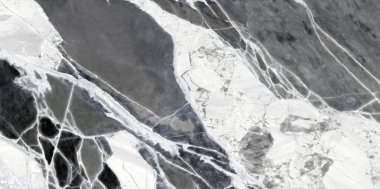 Siyah beyaz kaya dokusu. Tasarım için alanı olan koyu gri duvar arka planı. Sert dağ yüzeyini çatlatmış. Yakın plan. Afiş geniş. Panoramik. Granit zemin. Grunge..