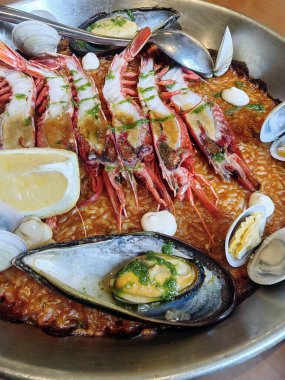 Barcelona 'daki geleneksel İspanyol restoranında deniz ürünleri paella' sı.