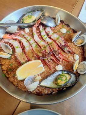 Barcelona 'daki geleneksel İspanyol restoranında deniz ürünleri paella' sı.