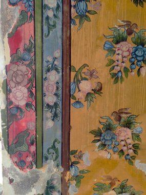 Kuzey Tayland 'da bir vilayette bulunan küçük Budizm tapınağının güzel detayları dekoratif renkli aynalar, seramik süsler ve Kuzey THAILAND figürleri ve stiliyle öğeler. .