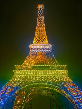 Geceleri Paris 'teki otelin önündeki Eyfel Kulesi' nin kopyası görünüyor..