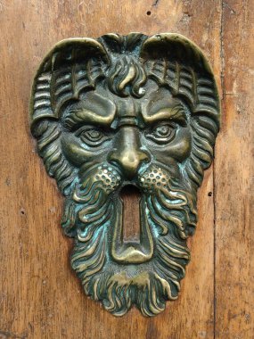 Eski bir yüz kapısı dolabı. Klasik Stil Eski Dolap ya da Eski Ev 'in Knocker' ı.