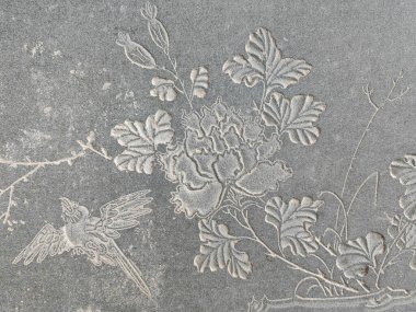 Dekoratif desenleri olan eski bir beton duvarın ayrıntıları. .