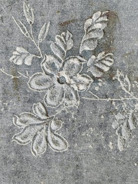 Dekoratif desenleri olan eski bir beton duvarın ayrıntıları. .