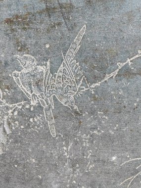 Dekoratif desenleri olan eski bir beton duvarın ayrıntıları. .