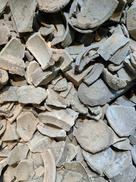 Antik fırın kazı alanında kırık çömlek seramik parçaları yığını..