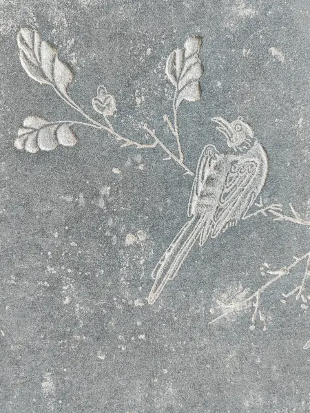 Dekoratif desenleri olan eski bir beton duvarın ayrıntıları. .