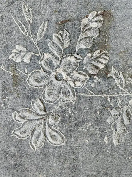 Dekoratif desenleri olan eski bir beton duvarın ayrıntıları. .